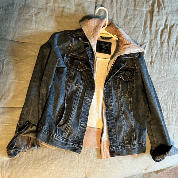 Abercrombie Women’s Jean Jacket size small - Picture 2 of 3